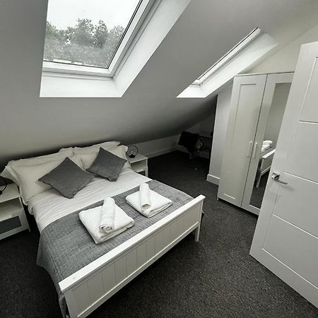 2 Bedroom Flat ลอนดอน ภายนอก รูปภาพ