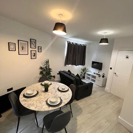 2 Bedroom Flat ลอนดอน ภายนอก รูปภาพ