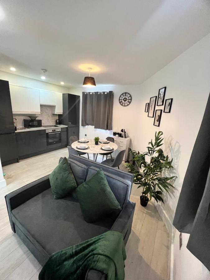 2 Bedroom Flat ลอนดอน ภายนอก รูปภาพ
