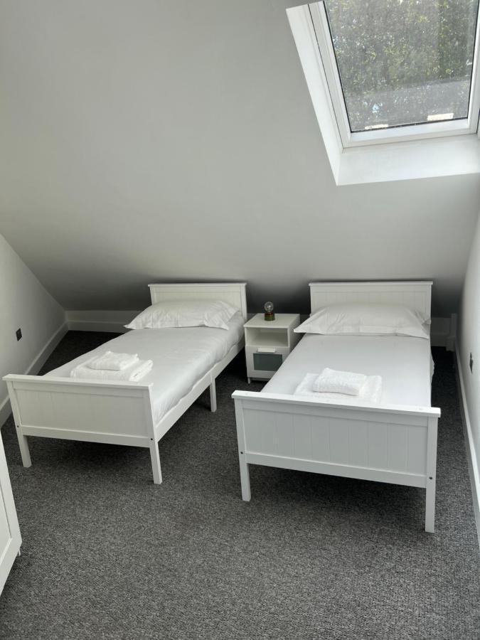 2 Bedroom Flat ลอนดอน ภายนอก รูปภาพ